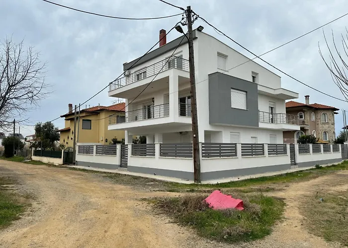 Adoniss Apartmentss