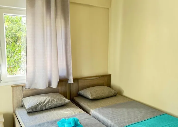 Adoniss Apartmentss