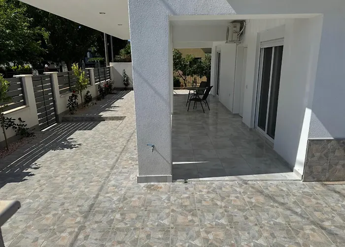 Adoniss Apartmentss