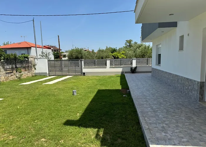 Adoniss Apartmentss